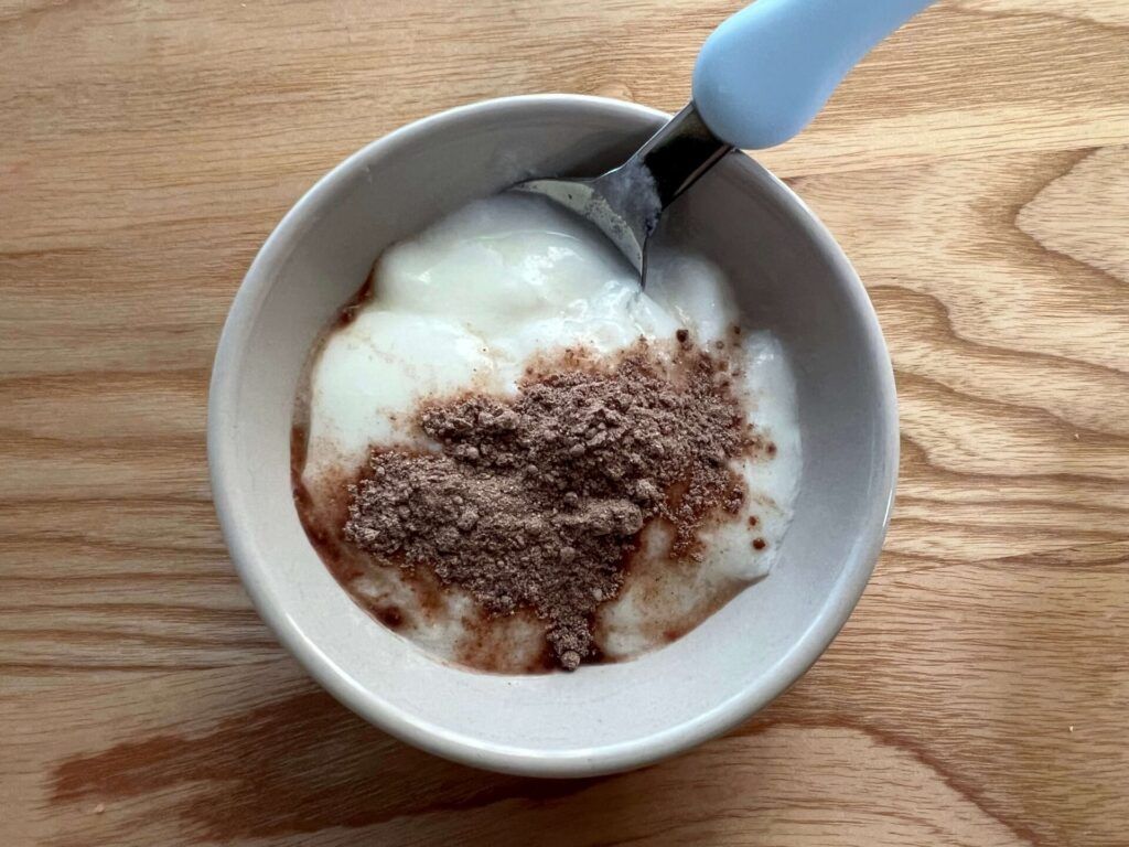 スクスクダイズ　きなこココア味をヨーグルトにかけたもの