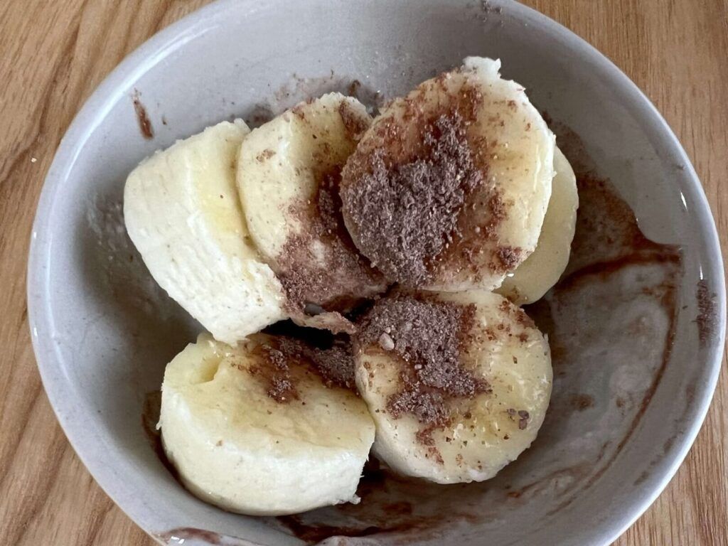 バナナにスクスクダイズのきなこココア味をかけたおやつ